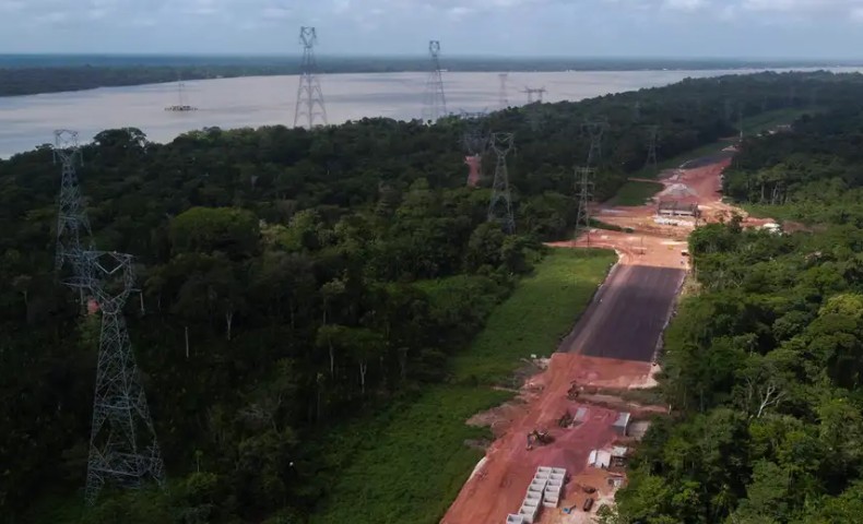 Checagem desmonta alegação de que a COP30 causou desmatamento para nova avenida em Belém. Entenda o que é fato e o que é fake.