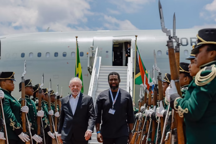 Lula na Cúpula do G20 na África do Sul. Brasil defende declaração sobre taxação de super-ricos e minerais estratégicos, mesmo sem os EUA.