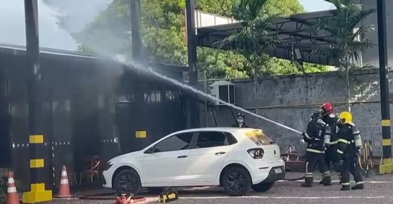 Incêndio atinge restaurante no Parque 10, em Manaus, neste domingo (16). Bombeiros controlam as chamas e não há vítimas.