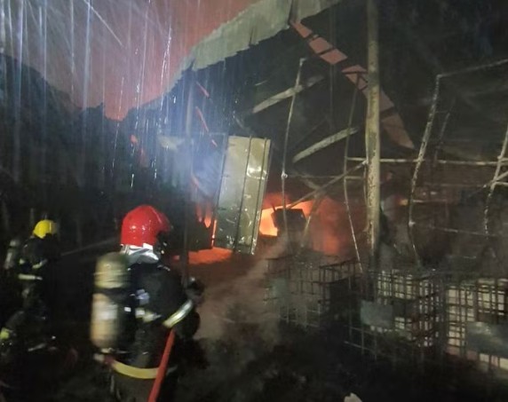Incêndio atinge fábrica de reciclagem em Manaus; Corpo de Bombeiros aponta possibilidade de ação criminosa e controla fogo em 40 minutos.