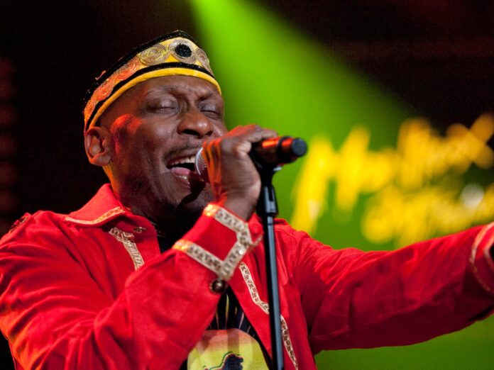 Jimmy Cliff morre aos 81 anos. Saiba mais sobre a perda da lenda do reggae, sua causa da morte e a relação histórica de amor com o Brasil e seus fãs.