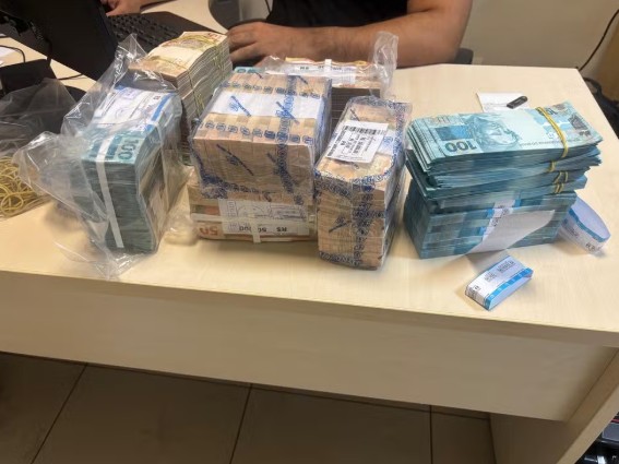 Mais de R$ 1,1 milhão em espécie foi apreendido pela Força Integrada de Combate ao Crime Organizado durante operação em Manaus.