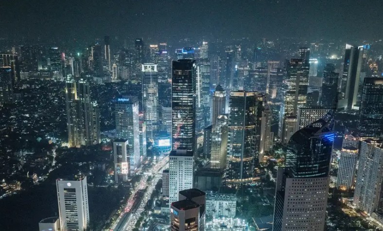 Relatório da ONU aponta Jacarta como a maior cidade do mundo, seguida por Daca e Tóquio. Estudo mostra expansão das megacidades e tendência global de urbanização.