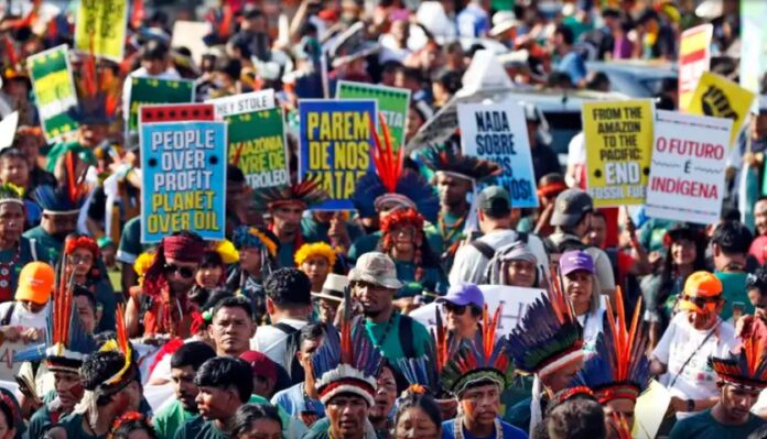 Povos indígenas por meio da Marcha Global indígenas, cobram da COP30 a demarcação de terras e participação nas decisões climáticas