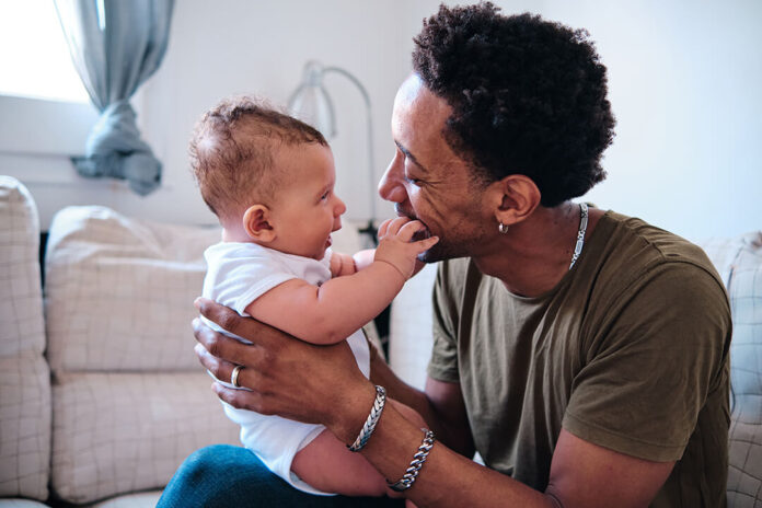 Entenda o projeto que amplia a licença paternidade para 20 dias e cria o salário-paternidade. Veja o cronograma, impacto fiscal e as novas regras para pais.