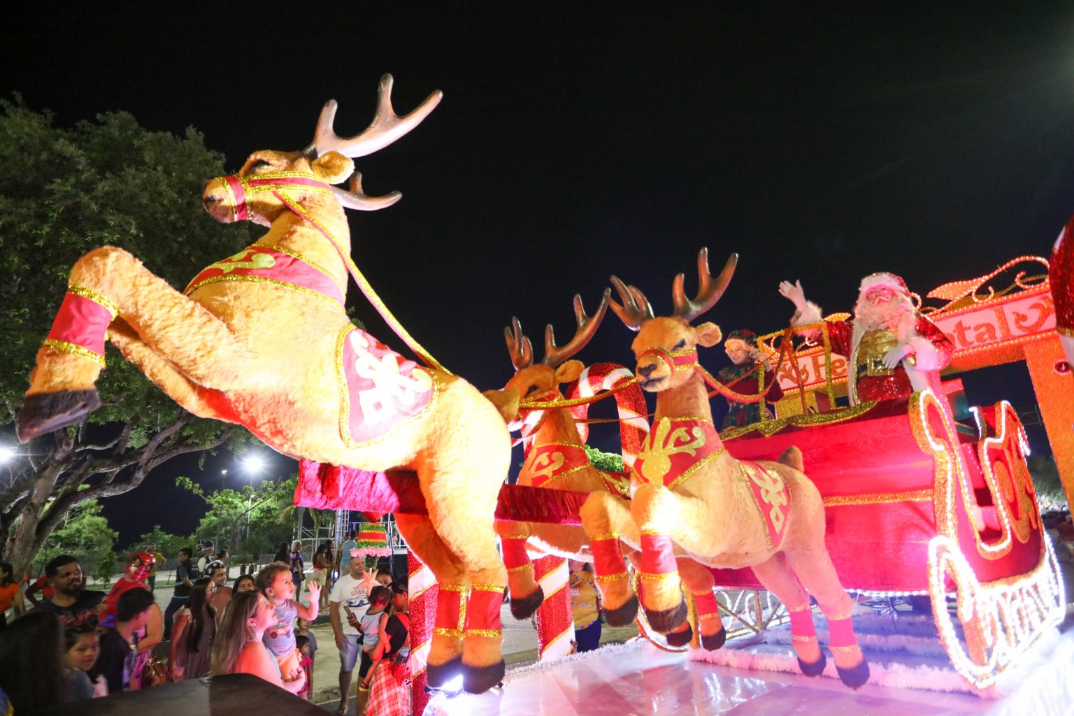 A Prefeitura de Manaus promove neste sábado (15/11) a 1ª Parada Natalina de 2025, com mais de 1.200 artistas, carros alegóricos e personagens.