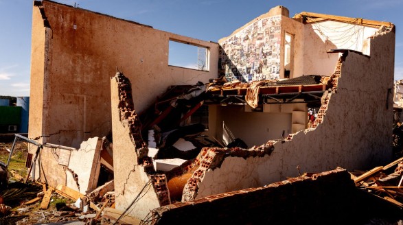 Governo do Paraná vai repassar até R$ 50 mil a famílias atingidas pelo tornado em Rio Bonito do Iguaçu.