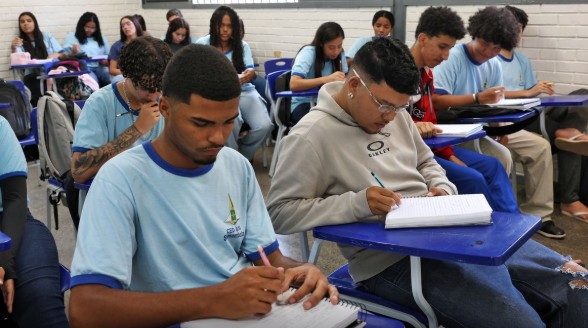 Estudantes do Pé-de-Meia que concluírem o ensino médio e fizerem os dois dias do Enem 2025 receberão um bônus de R$ 200.