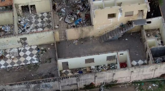 Moradores de Itacoatiara denunciam abandono da antiga unidade prisional, que virou ponto de uso de drogas e alvo de furtos.