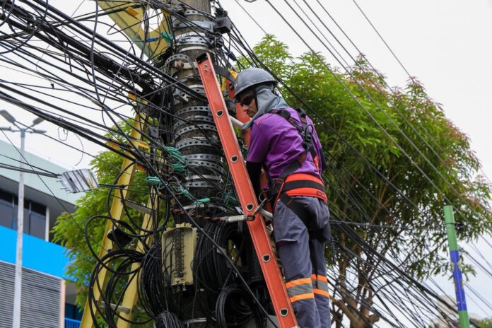 Prefeitura de Manaus ultrapassa 7 toneladas de fios e cabos retirados no Centro Histórico pelo programa “Mutirão no Bairro”.