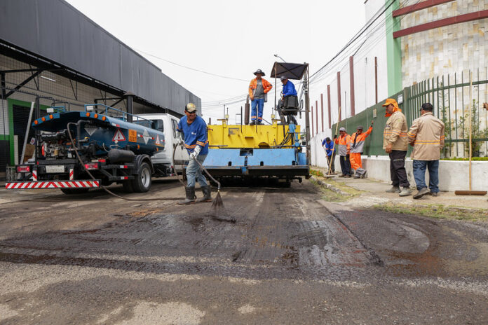 Prefeitura de Manaus inicia recapeamento de 141 ruas na zona Norte, ampliando maior programa de asfaltamento da cidade.