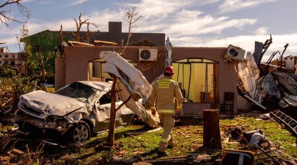 Seis tornados atingiram simultaneamente cidades do Paraná e Santa Catarina, em um fenômeno inédito no Brasil.