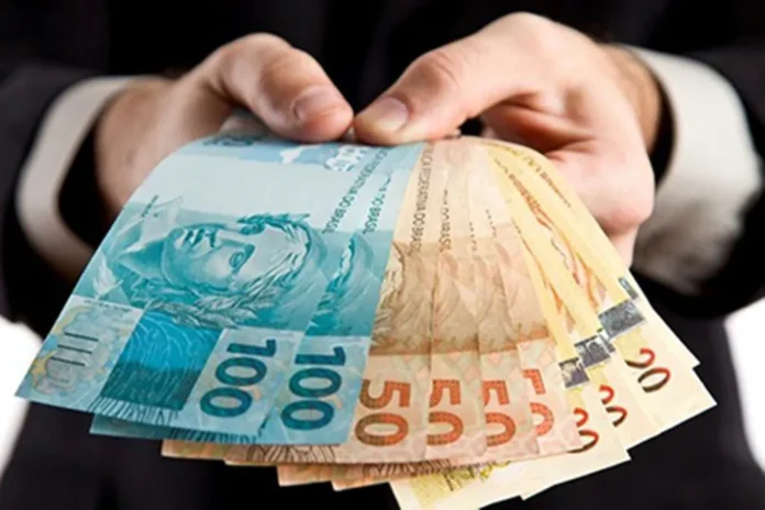 A segunda parcela do 13º deve ser paga até sexta (19). Entenda como calcular, quem tem direito e por que o valor é menor devido aos impostos.