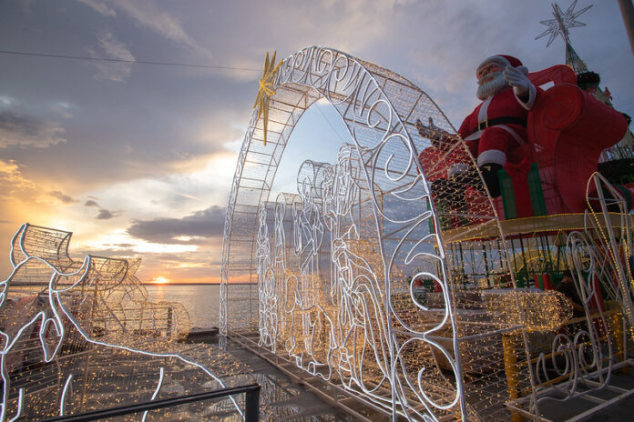 Prefeitura de Manaus lança balsa natalina e leva o maior Natal flutuante da história a 45 comunidades ribeirinhas.