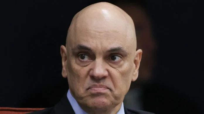 Oposição articula impeachment e CPI contra Alexandre de Moraes após denúncias de ligação com o Banco Master. Ministro nega irregularidades.