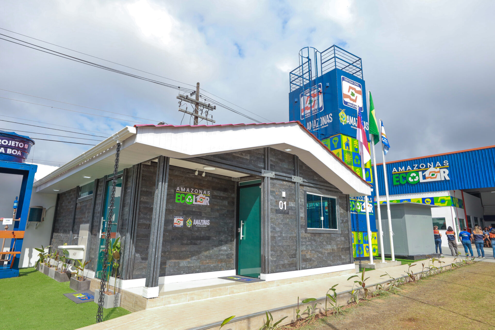 O Governo lança o Amazonas Ecolar. Projeto constrói casas com blocos de plástico reciclado para famílias em áreas de risco, unindo habitação e ecologia.