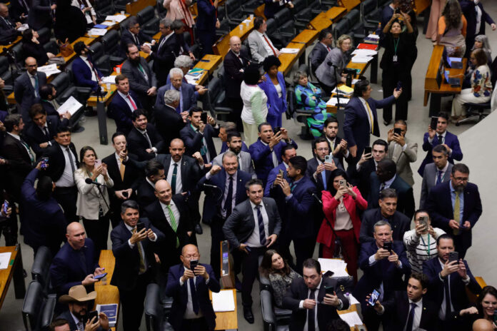 O Projeto da Dosimetria aprovado pela Câmara reduz penas de chefes do crime como Marcola e Beira-Mar ao reverter a Lei Antifacção. Entenda a polêmica.