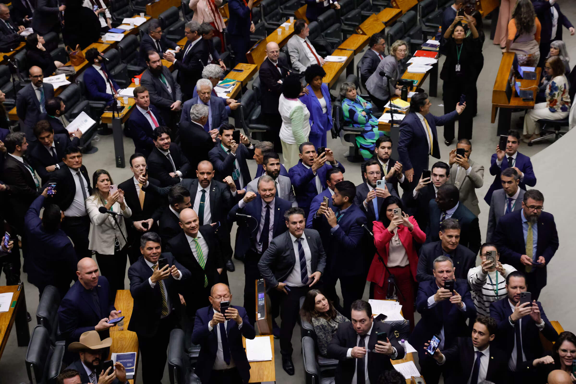 O Projeto da Dosimetria aprovado pela Câmara reduz penas de chefes do crime como Marcola e Beira-Mar ao reverter a Lei Antifacção. Entenda a polêmica.