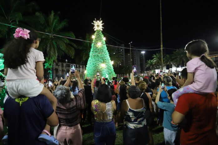Visite a Árvore Viva no CSU do Parque 10. Com 5 mil mudas nativas, a atração da Prefeitura de Manaus une Natal e sustentabilidade.