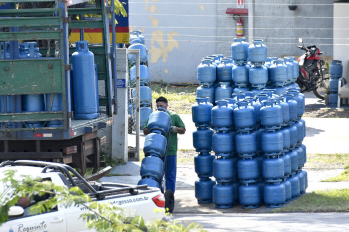 O Auxílio Gás de dezembro paga R$ 110 hoje para beneficiários com NIS final 6. Confira o calendário completo e as regras de transição do programa.