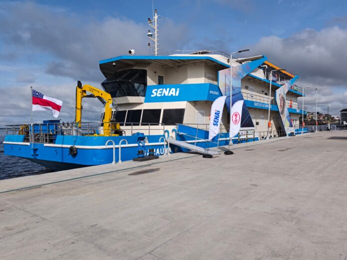 A energia solar chega aos ribeirinhos do AM. BYD e Senai investem R$ 1,1 milhão em curso profissionalizante no barco-escola Samaúma.