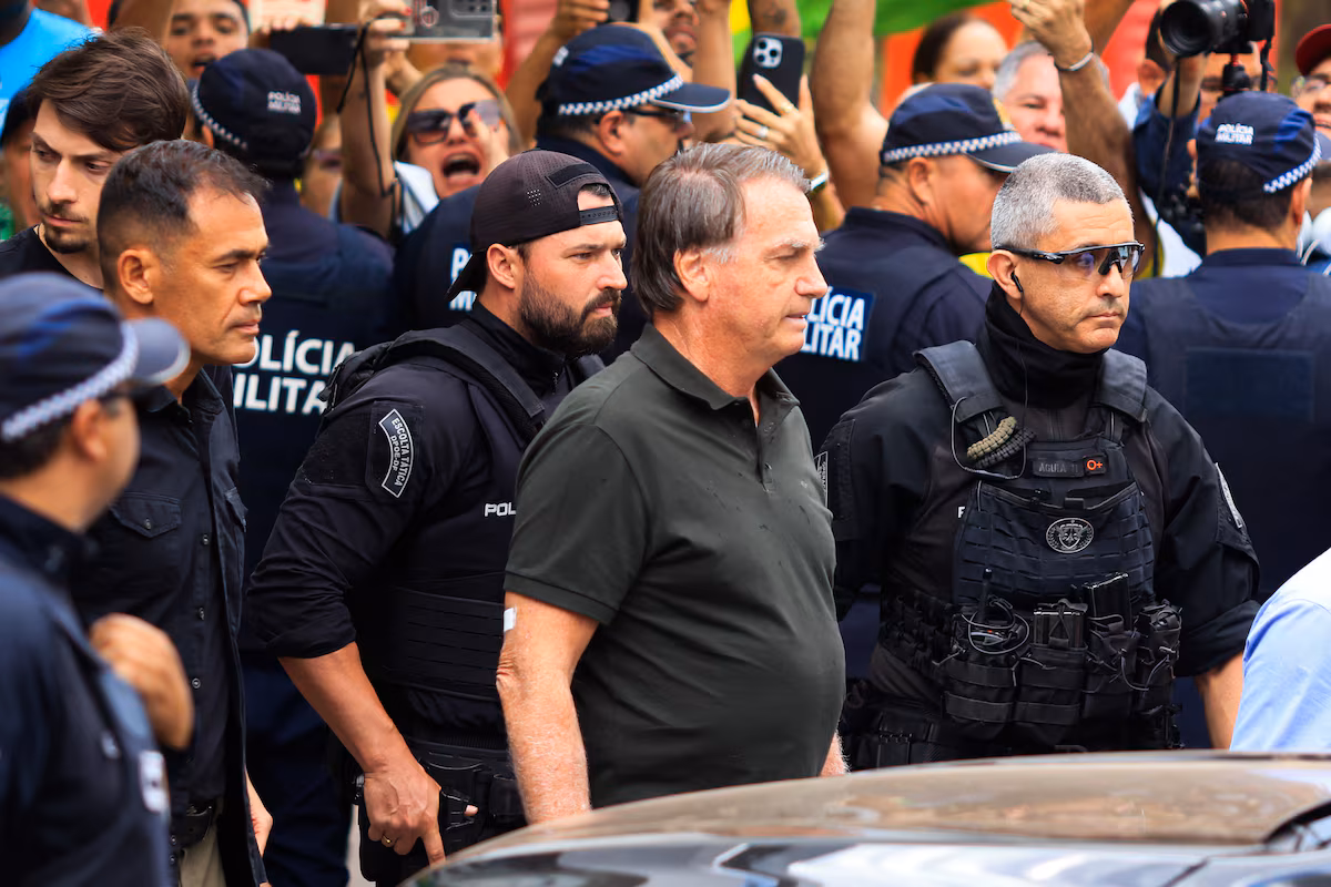 Médico detalha a cirurgia de Bolsonaro para correção de hérnia. Procedimento no DF Star deve durar 4 horas. STF restringe visitas e eletrônicos.