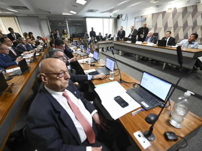 CCJ aprova PL da Dosimetria. Projeto revê penas do 8 de janeiro e muda progressão de regime. Texto segue para votação no Plenário do Senado.