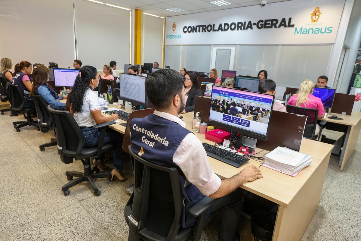 Prefeitura de Manaus prorroga inscrições para concursos da CGM e Semmas até 18/12. Vagas de nível médio e superior com salários até R$ 10 mil.