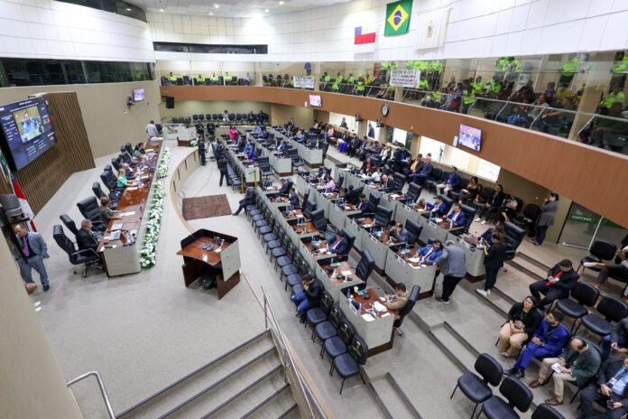 Vereadores aprovam urgência para novo empréstimo da Prefeitura de Manaus de US$ 195 milhões. Oposição critica endividamento; votação final ocorre quarta (10)
