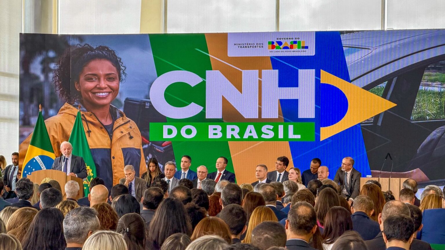 CNH do Brasil traz novas regras para tirar habilitação com menos aulas e práticas em carro particular. Detran-AM participa do lançamento.