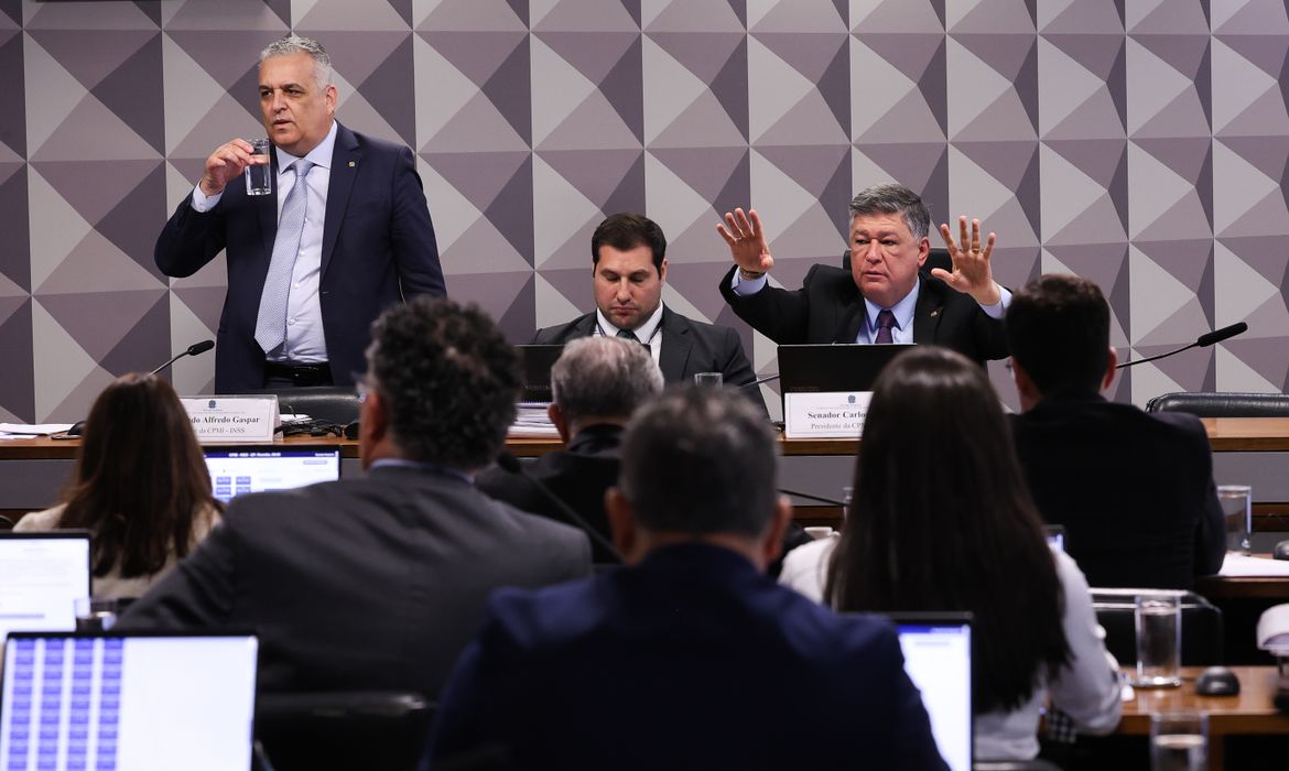 CPMI do INSS aprova convocação de Romeu Zema e Daniel Vorcaro (Banco Master), mas rejeita pedidos para ouvir Lulinha e Jorge Messias. Saiba os detalhes.