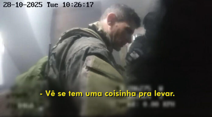 Crime de policiais no Rio é revelado por câmeras corporais que mostram furtos de armas e peças durante a megaoperação no Alemão e Penha.