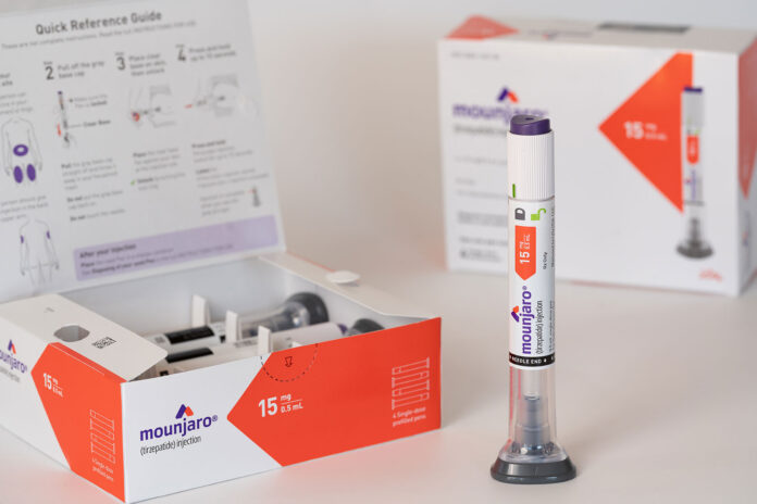 Anvisa alerta para riscos de canetas emagrecedoras manipuladas. Saiba como identificar produtos falsos e evitar perigos à saúde com orientação farmacêutica.