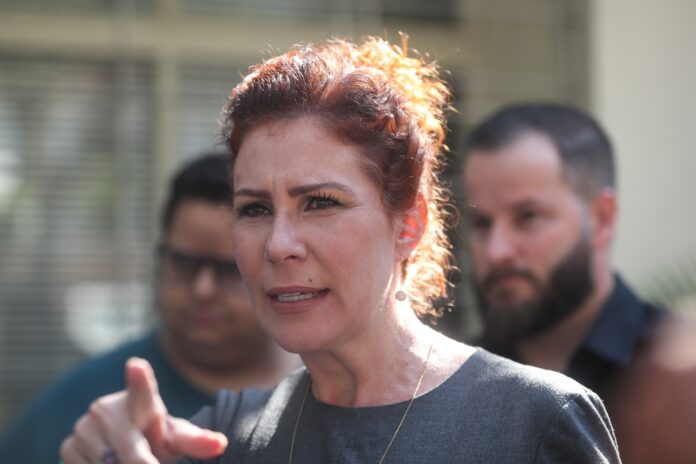 Carla Zambelli sofre agressões em presídio de Roma. Defesa garante mudança de cela após três ataques físicos contra a ex-deputada na Itália.