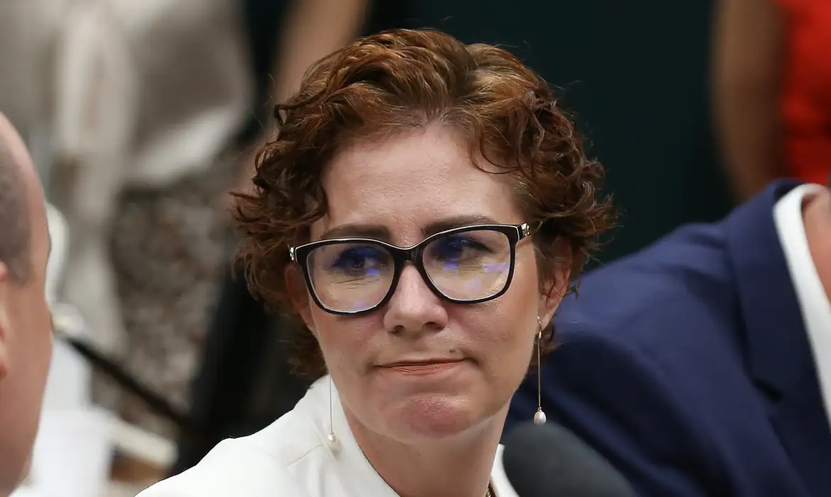 Moraes anula votação da Câmara e determina a perda de mandato de Carla Zambelli após condenação criminal definitiva pelo STF.