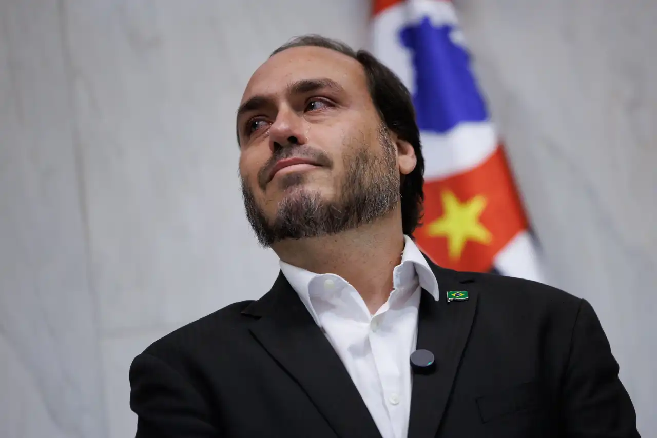O vereador Carlos Bolsonaro anunciou renúncia no Rio. Ele disputará o Senado por Santa Catarina, gerando mudanças e racha político no PL. Saiba mais.