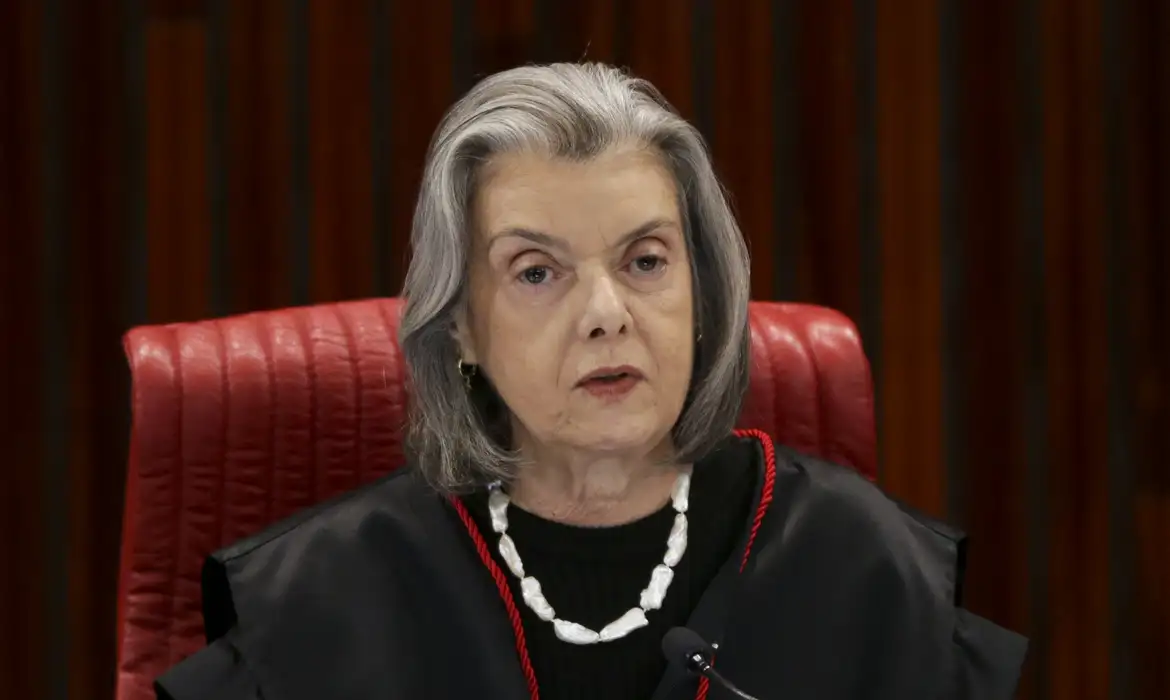 Aleam aprova Título de Cidadã do Amazonas para a ministra Cármen Lúcia. Projeto destaca defesa do meio ambiente e direitos humanos pelo STF.