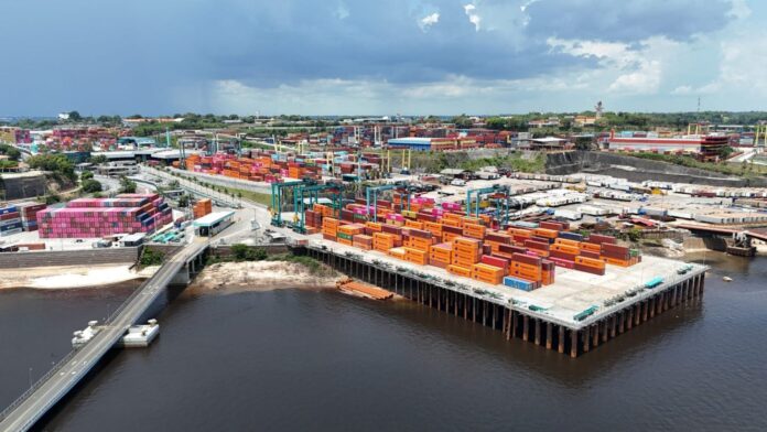 O comércio exterior do Amazonas atingiu US$ 1,2 bilhão em novembro de 2025. Confira os destaques da balança comercial e o impacto no Polo Industrial.