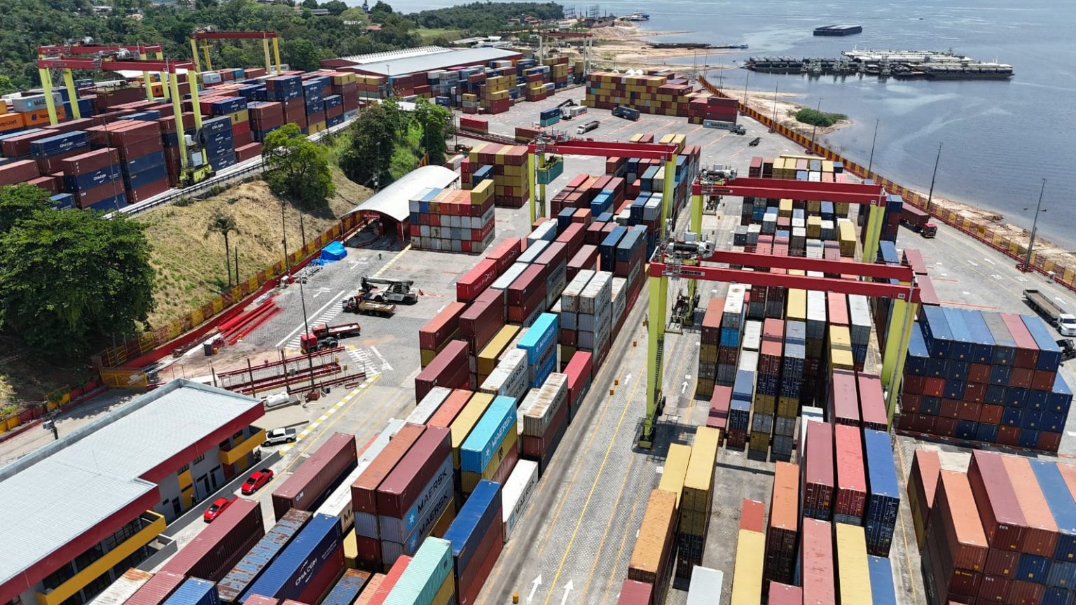 O comércio exterior do Amazonas atingiu US$ 1,2 bilhão em novembro de 2025. Confira os destaques da balança comercial e o impacto no Polo Industrial.