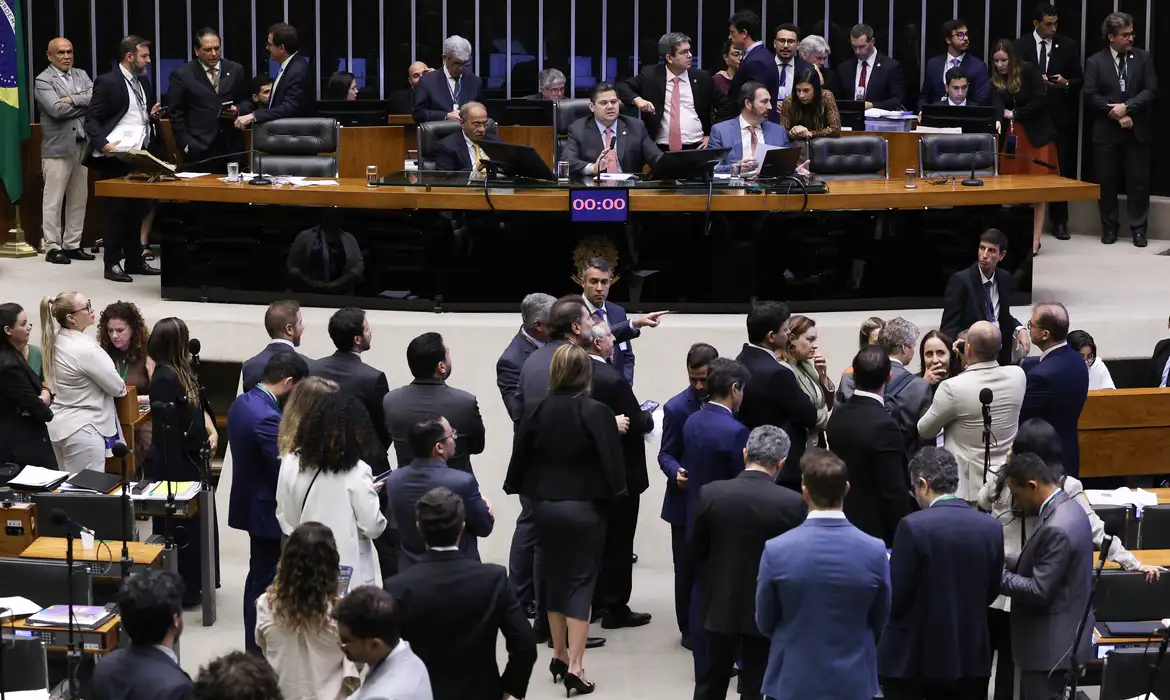 Congresso aprova LDO 2026 prevendo salário mínimo de R$ 1.627 e superávit de R$ 34,3 bi. Veja as regras para fundo eleitoral e emendas parlamentares.
