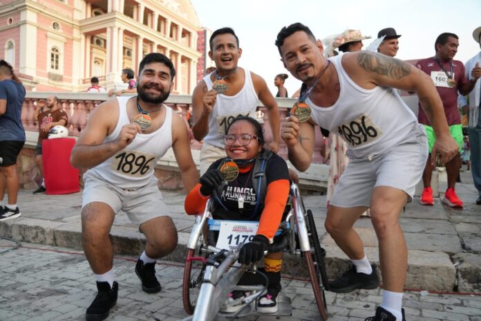 A Corrida do Teatro Amazonas reuniu 3 mil atletas no Centro de Manaus neste domingo (28), celebrando os 129 anos do patrimônio histórico.