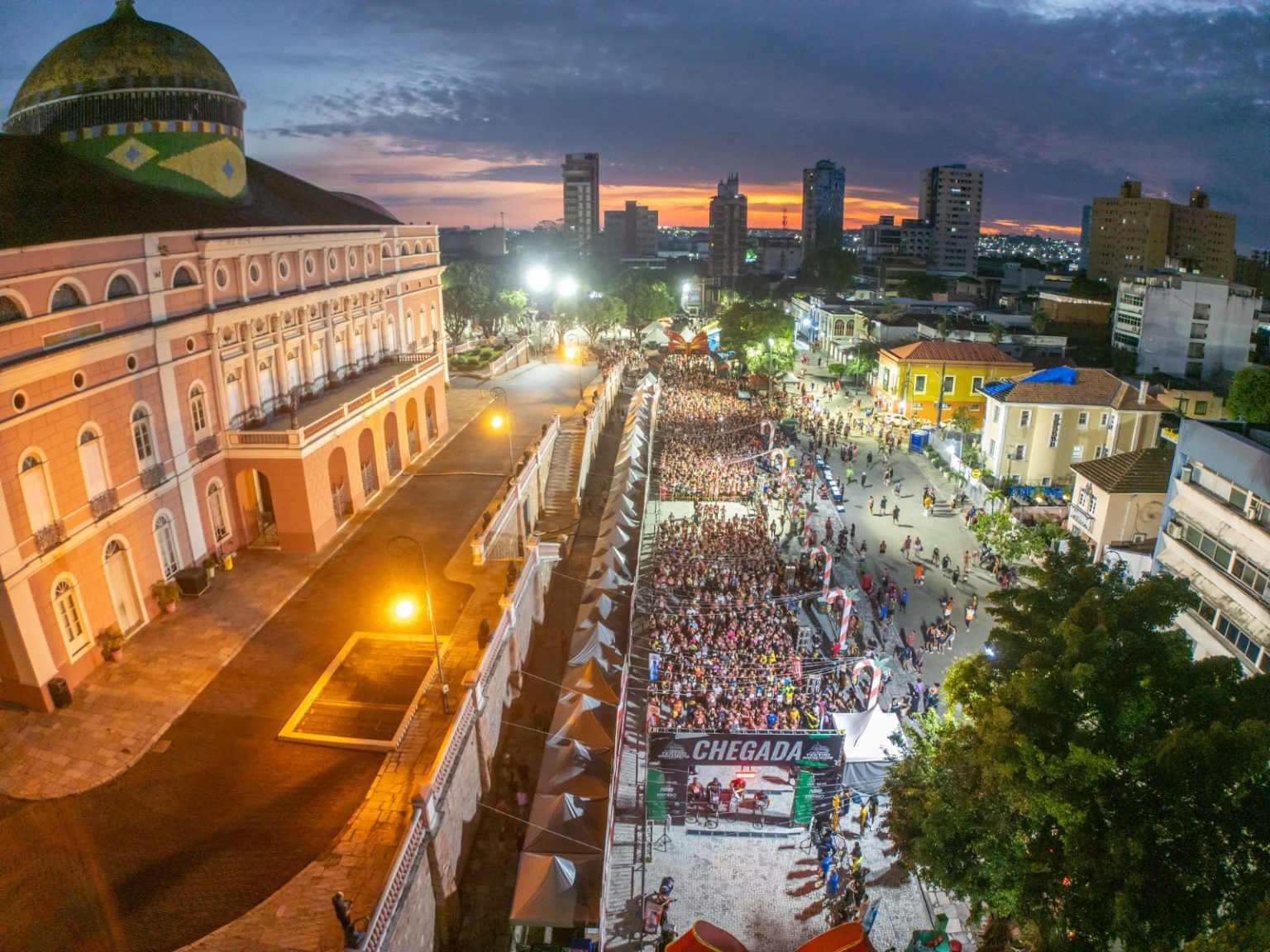 A Corrida do Teatro Amazonas reuniu 3 mil atletas no Centro de Manaus neste domingo (28), celebrando os 129 anos do patrimônio histórico.