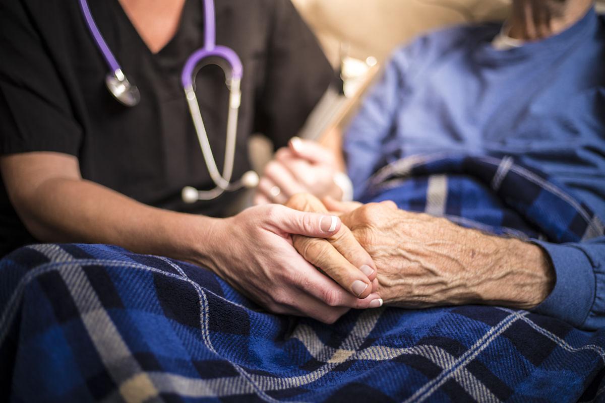 Cuidados paliativos no SUS: profissionais serão capacitados a partir de 2026 para melhorar a qualidade de vida de pacientes com doenças graves.