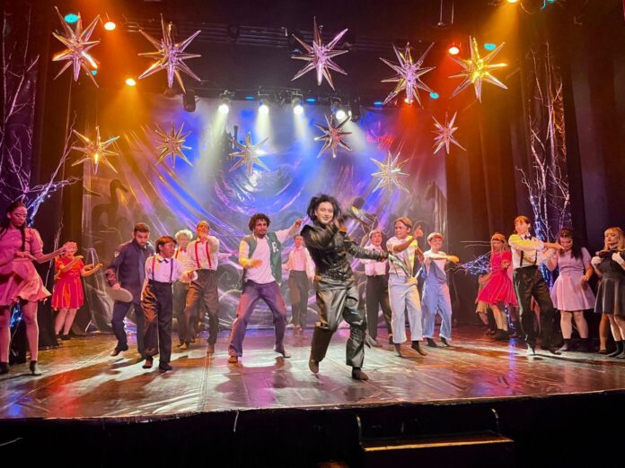 O espetáculo Edward Mãos de Tesoura terá sessão gratuita no Largo de São Sebastião nesta terça (23). Confira os detalhes dessa atração de Natal em Manaus.