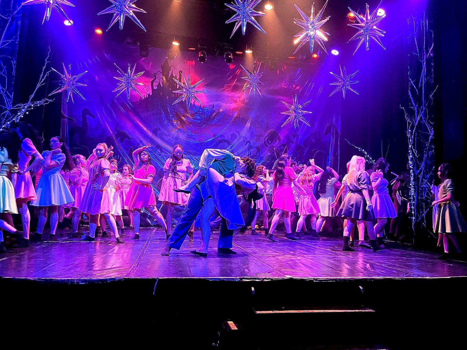 O espetáculo Edward Mãos de Tesoura terá sessão gratuita no Largo de São Sebastião nesta terça (23). Confira os detalhes dessa atração de Natal em Manaus.