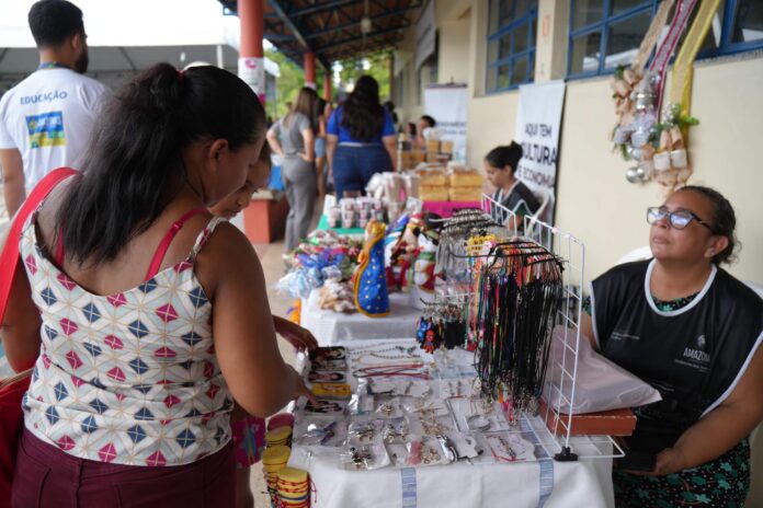 Artesãs indígenas das etnias Sateré-Mawé e Baré comercializam biojoias e ampliam renda na Feira de Economia Criativa do Governo Presente.