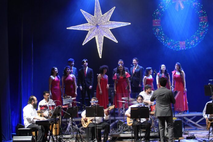 O Jazz Natalino estreou no Teatro Amazonas unindo orquestra e coro. Confira detalhes sobre o espetáculo gratuito que segue até dia 19 de dezembro em Manaus.