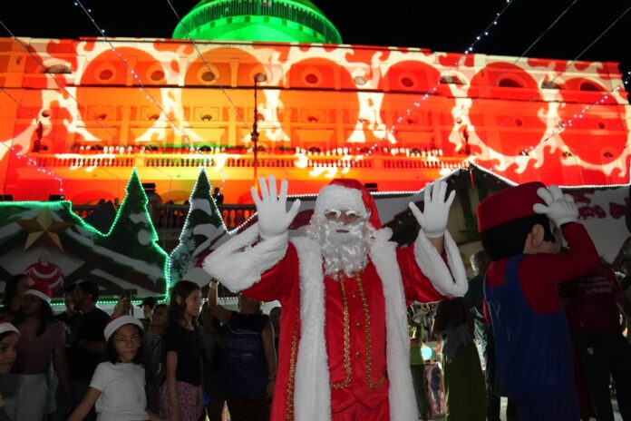 Largo de São Sebastião recebe 20 mil pessoas na abertura do Mundo Encantado do Natal em Manaus, com shows, homenagem e feira criativa.