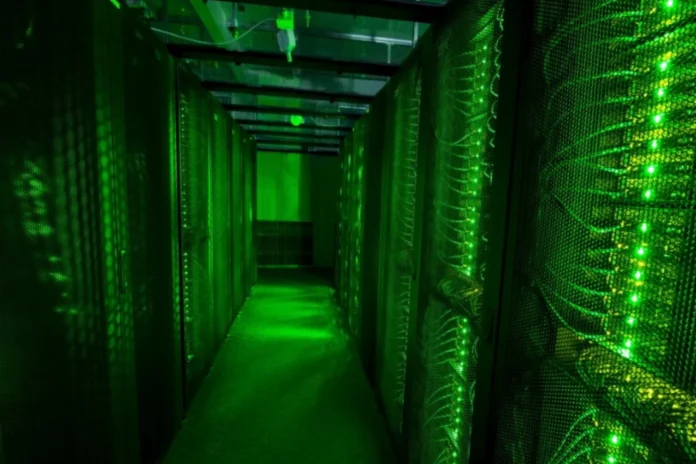 Governo assina acordo para instalar novos data centers no Amazonas em parceria com a Planck e Positivo. Evento debate soberania digital e sustentabilidade no PIM.