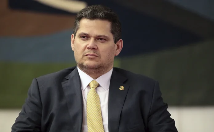 Davi Alcolumbre cancelou a sabatina de Jorge Messias para o STF, citando omissão do governo no envio da indicação. Entenda a crise e o impacto político.